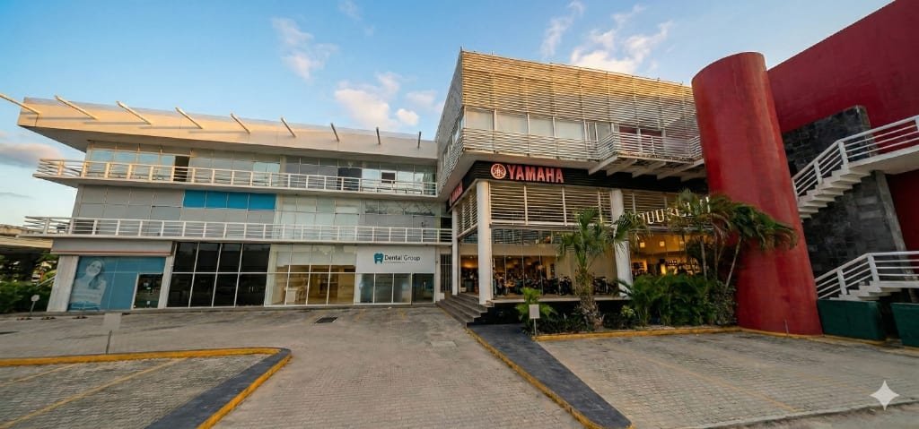 Plaza Yamaha con frente comercial visible en esquina